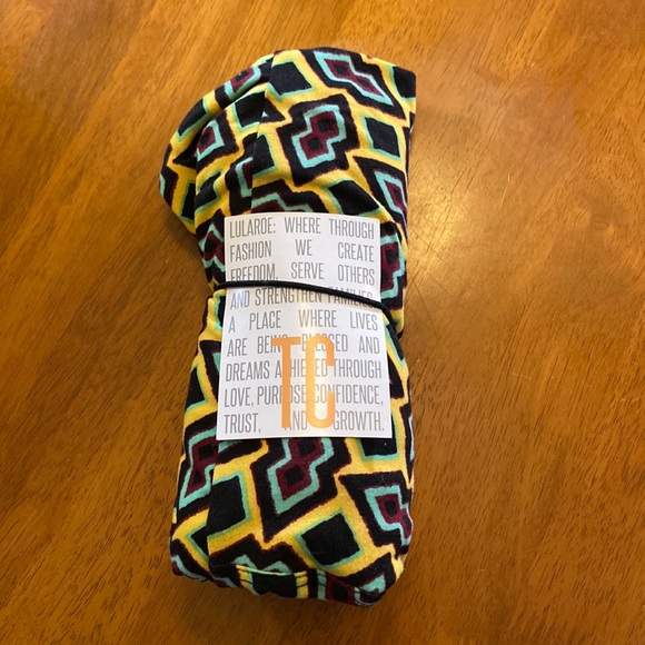 LuLaRoe Tall and Curvy Leggings NWT NEW TC Geometric Black Yellow Teal - Picture 1 of 5